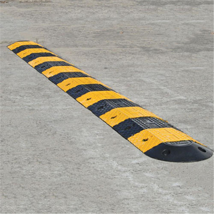 橡膠減速帶圖片解析 耐磨性強(qiáng)的道路減速設(shè)備優(yōu)勢(shì)與應(yīng)用